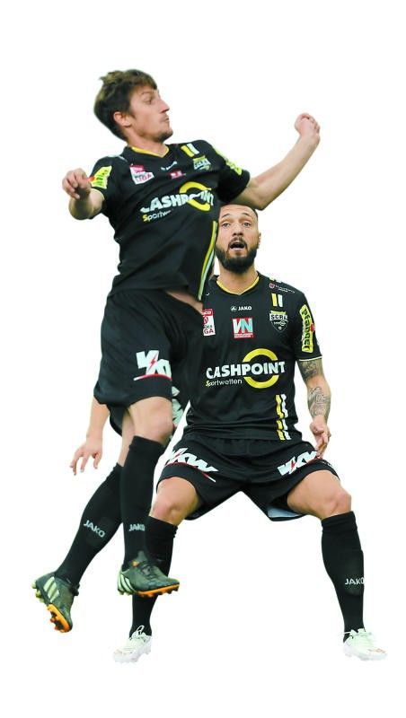 Boris Prokopic (l.) mühte sich oft vergebens, während Darko Bodul auch gegen seinen Ex-Klub seine Torsperre nicht beheben konnte. Foto: gepa