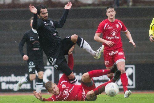 Bregenz-Spieler Murat Coskun wird unsanft von den Füßen geholt. Steurer