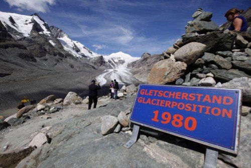 Das Eis auf Österreichs Gletschern geht mit den Jahren zurück, wie das Schild illustriert. Foto: Reuters