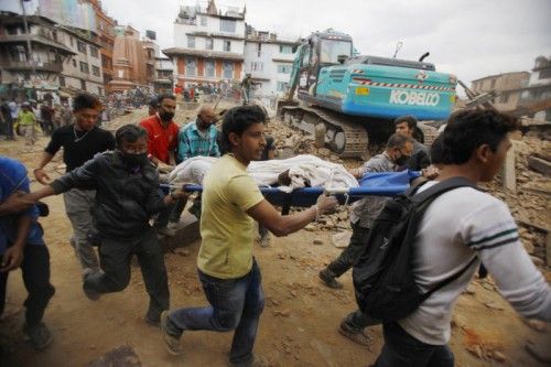 Das verheerende Erdbeben hat zumindest 2500 Menschen den Tod gebracht. Noch immer wird nach Verschütteten gesucht. Auch Weltkulturerbe und Pilgerstätten im Tal von Kathmandu wurden zerstört.