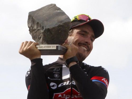 Degenkolb mit der begehrten Trophäe von Paris-Roubaix.  epa