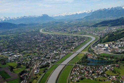 Der Alpenrhein ist im Unterlauf ein Hochwasserrisiko. An 16 Stellen müssen unverzüglich die Dämme gestärkt werden. Foto: Land Vorarlberg