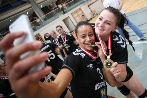 Der historische Moment wurde von Lisa Chukwuma und Nina Herelova natürlich mit einem Selfie festgehalten. Foto: gepa