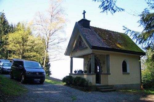 Der Tatort: Die Kapelle Maria-Bildstein wurde von mutmaßlichen Opferstockdieben heimgesucht.
