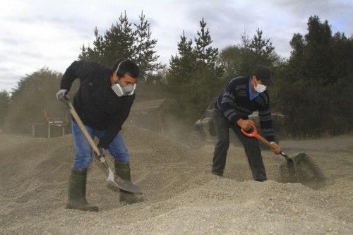 Die Aufräumarbeiten haben begonnen. Nach Angaben des Geologischen Dienstes hat der Vulkan Millionen Kubikmeter Asche ausgespuckt. RTS