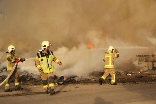  Die Einsatzkräfte konnten das Feuer im Restmülllager von Häusle rasch unter Kontrolle bringen. FOTO: RONALD VLACH