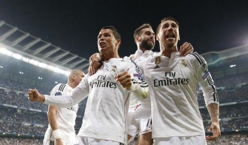 Die Königlichen, im Bild Cristiano Ronaldo, Dani Carvajal und Sergio Ramos (v. l.) feiern den Siegtreffer von Hernández. Foto: Reuters
