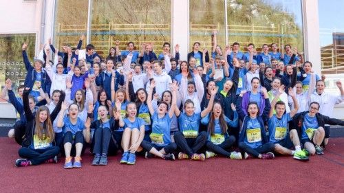 Die Mädchen und Burschen des BORG Bludenz beim Laufsportevent in der Alpenstadt.