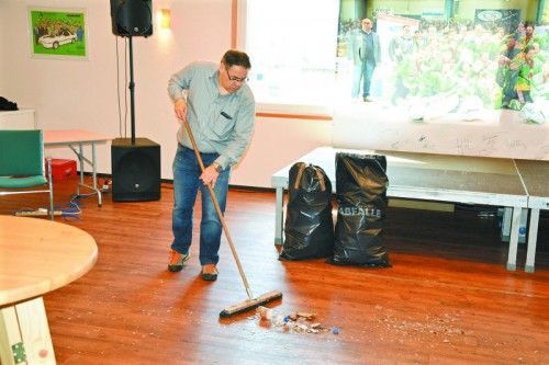 Die Meisterfeier hat Spuren hinterlassen, Präsident Herbert Oberscheider legt beim Aufräumen selbst Hand an. Foto: EHC lustenau