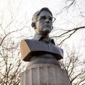 Künstler errichten Snowden ein Denkmal