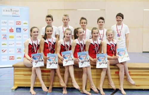 Die Top-Teams beim „Turn10“-Landesfinale der Sportschulen: Die Burschen der 4a (hinten) der SMS Satteins und die Mädchen der 4a des SMS Hohenems-Markt (vorne). Foto: Privat