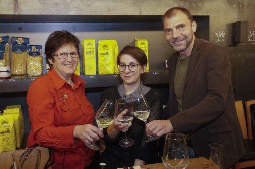 Ein Gläschen in Ehren haben sich Maria Enzinger, Daniela Hanzl und Günter Ernst (v. l.) verdient.  Foto: VN/RP
