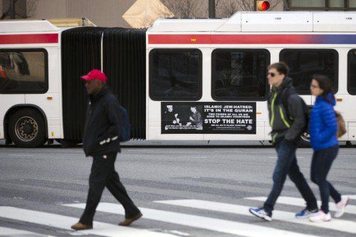 Ein riesiges Hitler-Foto prangt auf den Bussen in Philadelphia. AP