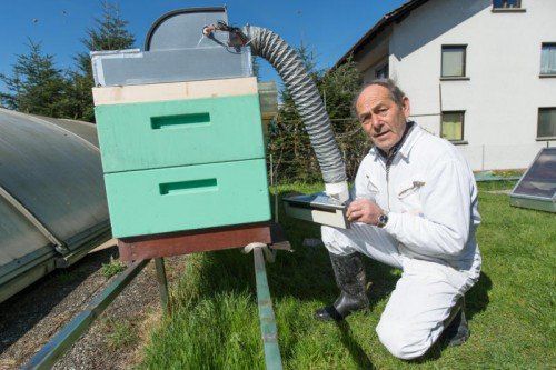 Elmar Mayrhofer mit seinem speziellen Bausatz für die Wärmebehandlung seiner Bienen. Foto: Stiplovsek