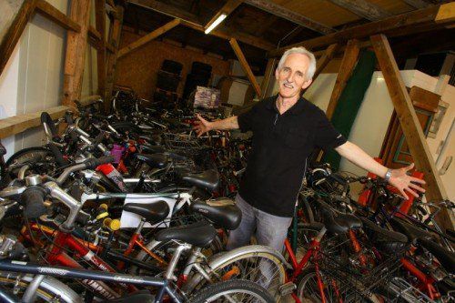 Elmar Stüttler hat letztes Jahr auf den VN-Aufruf hin viele Fahrräder erhalten. Er hofft, dass es auch diesmal klappen wird. HOFMEISTER
