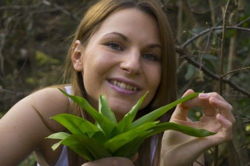 Feature Frühling Blumen Sonne Eva aus Bregenz Garten Gießen Schneiden Blumen pflücken Bärlauch pflücken