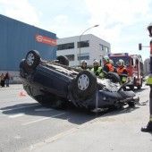 Auto landete auf dem Dach
