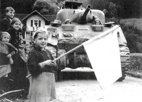 Französische Einheiten kommen in Vorarlberg an.  NATIONALSOZIALISMUS IN VORARLBERG /STUDIENVERLAG  