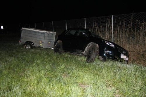 Für das abgedriftete Auto gab es kein Vor und Zurück mehr. VOL.AT