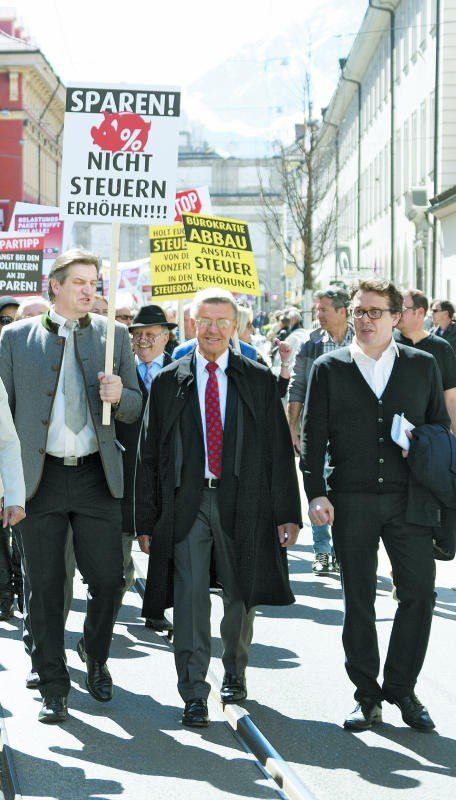 Hans-Peter Metzler marschierte ganz vorne mit (r.). Foto: WKT