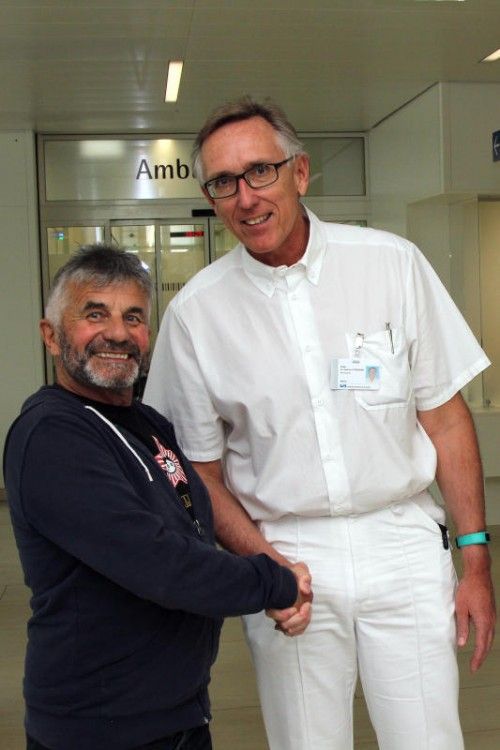 Hansjörg Klotz und sein Arzt, Primar Dietmar Striberski: Beide sind froh über den glücklichen Ausgang eines schweren Unfalls. Foto: KHBG