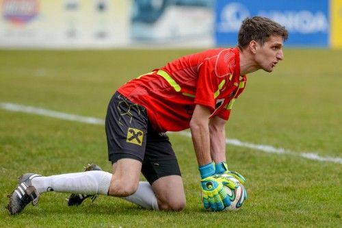 Höchst-Goalie Matthias Nagel und sein Team wollen Bizau mit einem Sieg vor eigenem Publikum auf Abstand halten. Foto: stiplovsek