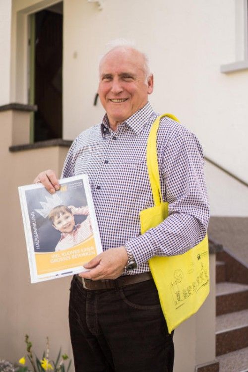 Hubert Müller ist für seine Sammlertätigkeit gerüstet. Er und alle anderen freuen sich über offene Türen und gebende Hände. Foto: VN/Steurer