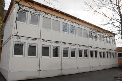 In diesen Containern wird im Sportgymnasium Dornbirn der Unterricht abgehalten. Foto: akp/steurer