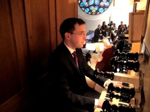 Johannes Hämmerle an der Domorgel. Foto: JU
