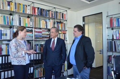 Junge-Wirtschaft-Vorsitzende Stefanie Walser und Prof. Fredmund Malik im Gespräch mit VN-Redakteur Andreas Scalet (v. l.).  