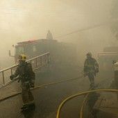 Buschfeuer bedrohen Häuser bei Los Angeles