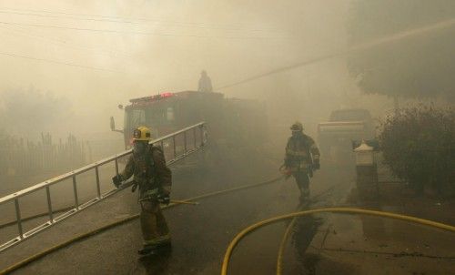 Kalifornische Feuerwehrmänner kämpfen sich durch die Rauschschwaden. Foto: AP