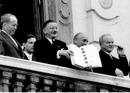 Kanzler Leopold Figl präsentierte am 15. Mai 1955 den unterzeichneten Staatsvertrag.  Foto: APA
