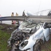 Auto landet unter der Leitschiene