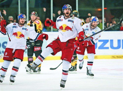 Kyle Beach und seine Salzburg-Kollegen feiern den ersten Sieg gegen die Vienna Capitals im Finale um den EBEL-Titel. Foto: gepa