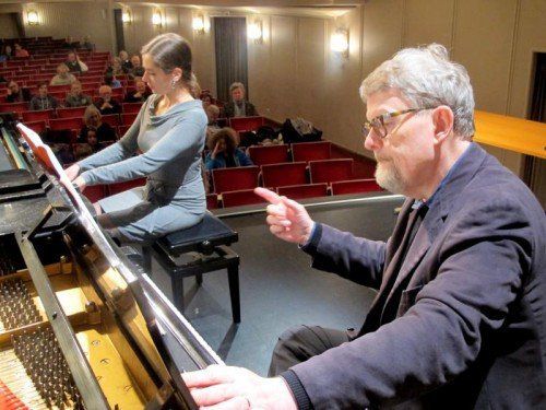 Leiter des Meisterkurses, Matti Raekallio, mit der 21-jährigen Judith Valerie Engel aus Korneuburg. Foto: ju
