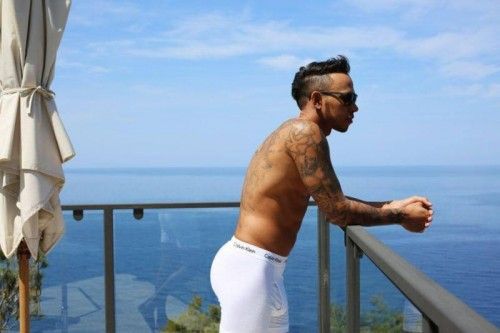 Lewis Hamilton posiert auf Mallorca als Model. Foto: fb