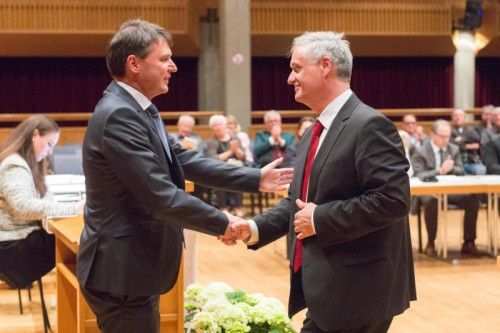 Lustenaus Bürgermeister Kurt Fischer und Vizebürgermeister Walter Natter wurden am Freitag angelobt.  FOTO: STIPLOVSEK