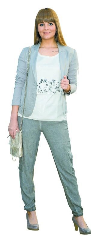 Madeleine in einem „Metallic-Outfit“ von Emi Schenk in Dornbirn: Lounge Pants (79,99), Blazer (129,99) und Top (49,99), alle der Marke „Taifun“, sowie Tasche von „Comma“ (59,99).