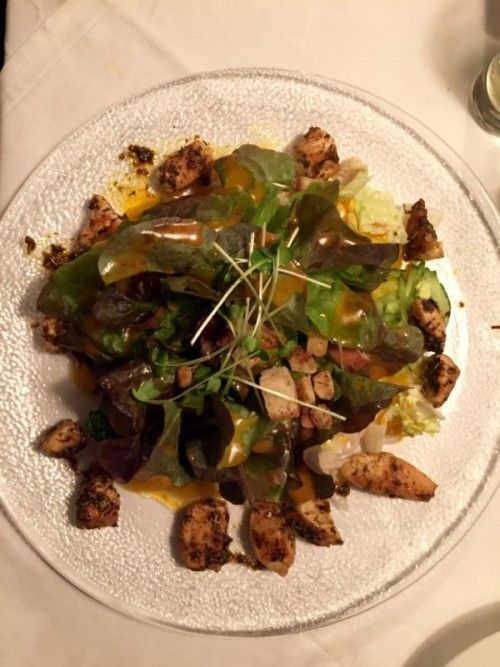 Maurisches Huhn auf Salat mit Mango-Currydressing.