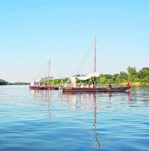 Mit Holzbooten gelangt man zu den Inseln der Loire. Oliver KH.
