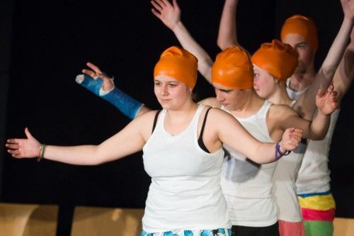 MS Lustenau Hasenfeld. Zirkus und Synchronschwimmen standen bei den Schülern im Mittelpunkt. Die einzige Gruppe übrigens, die nicht sprach, aber dafür mit viel Humor überzeugte. Der Applaus sprach für sich.