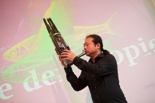 Musiker Wu Wei mit der Mundorgel. Foto: Henzler