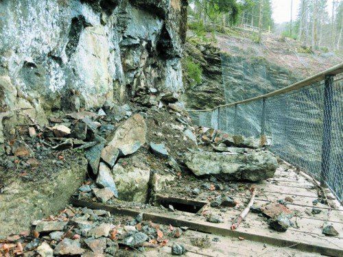 Nach dem langen Winter waren aufwendige Felsräumungen in der Rappenlochschlucht erforderlich. Foto: STD