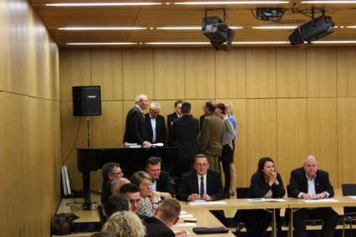 Nach kurzer Beratung brach Bürgermeister Loacker die Sitzung ab.