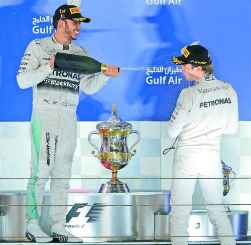 Nicht nur bei der Siegerehrung hat Lewis Hamilton seinen Teamkollegen Nico Rosberg „nass“ gemacht. Foto: ap