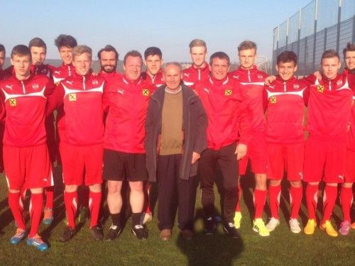 Österreichs U-18-Team mit Franz Hasil (Mitte), daneben Trainer Rupert Marko (l.) und Kotrainer Andreas Kopf (r.) Foto: oefb