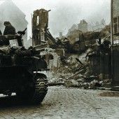 Bombenangriffe und Panzer
