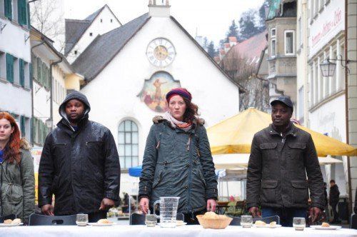 Projekt „Abendma(h)l anders“: Die Akteure des Walk-Tanztheaters zeigten sich jedenfalls wetterfest. Foto: Fehle