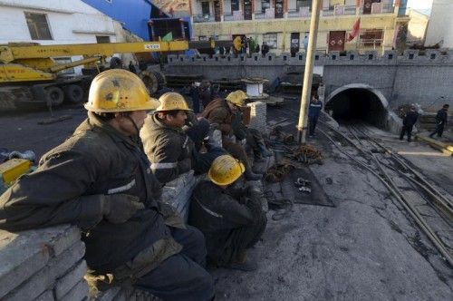 Rettungskräfte warten vor dem Eingang des Bergwerks. Noch immer sind Kumpel in der Grube eingeschlossen. Foto: Reuters